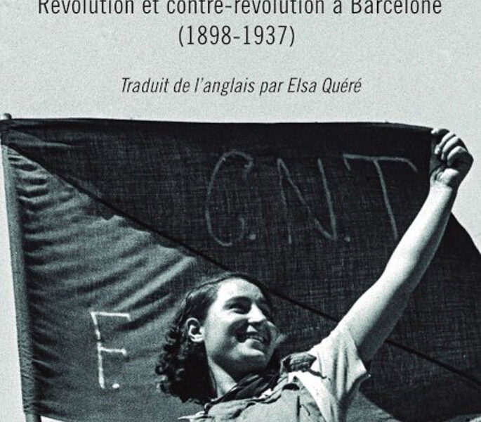 Manifestation d'une femme lors d'une protestation anarchiste dans une ville, tenant une bannière ave.