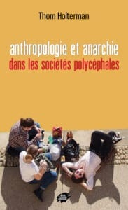 L’auteur de cet essai, en s’appuyant principalement sur les travaux de l’Allemand Hermann Amborn, nous propose une lecture anthropologique de l’anarchisme. Plus précisément, d’un côté un nombre de réflexions sur la question concernant l’État et les sociétés hiérarchiques et autoritaires et, de l’autre, non pas sur une hypothétique société égalitaire, mais sur un certain nombre de régions du monde où, hier et aujourd’hui, des hommes et des femmes ont vécu et vivent des rapports sociaux basés sur l’égalité et la participation de tous et toutes dans les affaires de la cité.